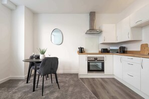 Køleskab, mikrobølgeovn, ovn, kogeplade
