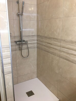 Shower, hair dryer, towels - Casa Melsepa: 4-bed apartment close to the beach in a quiet area (Nerja)