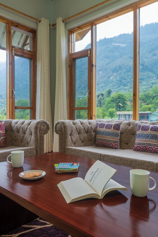 Deluxe tweepersoonskamer | Een bureau, een strijkplank/strijkijzer, gratis wifi