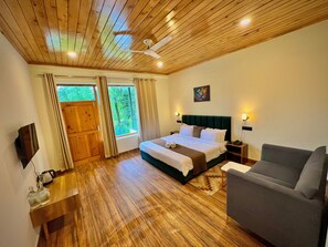 Desk, iron/ironing board, free WiFi