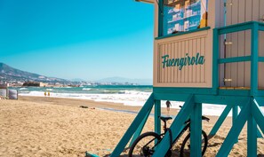 Chaises longues, serviettes de plage