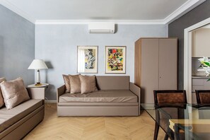 Deluxe Apartment | Living area | 55-inch TV with satellite channels - My Italy Home Milano (Milan)