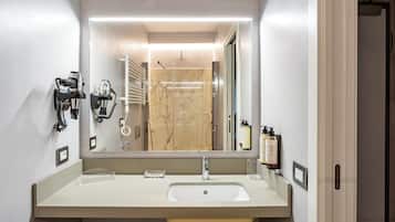 Deluxe Apartment | Bathroom | Shower, free toiletries, hair dryer, bidet