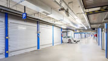 Parking sans voiturier (30 EUR par nuit)