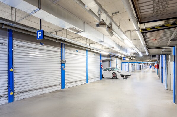 Parking sans voiturier (30 EUR par nuit)