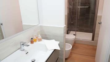 Lägenhet - kök | Badrum | Dusch, gratis toalettartiklar, hårtork och bidé