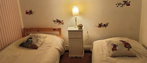 2 عدّة غرف نوم وسرير سفر وواي فاي مجانًا وملاءات أسرّة