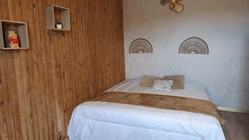 2 bedrooms, travel cot, free WiFi, bed sheets