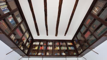 1 habitación, caja de seguridad en la habitación y escritorio