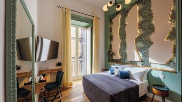 Superior kamer, balkon, uitzicht op stad | Een kluis op de kamer, een bureau, verduisterende gordijnen