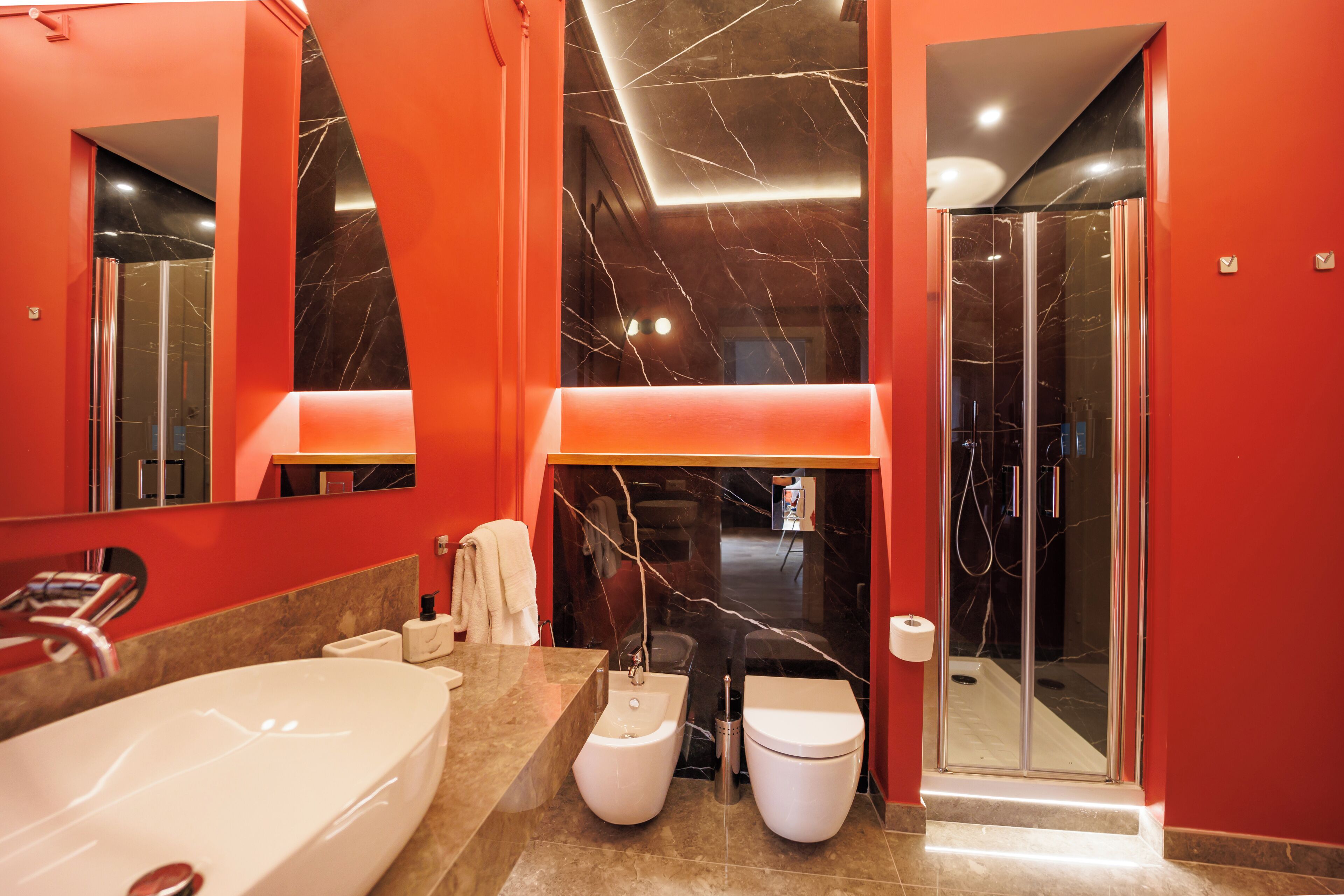 Ein modernes Badezimmer mit einer großen Badewanne, einer separaten Duschkabine und einer Toilette.