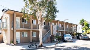 Exterior - Perfect Beach Studio:  Full Kitchen, bath, steps from the ocean boardwalk, AC/Heat and parking. (San Diego)