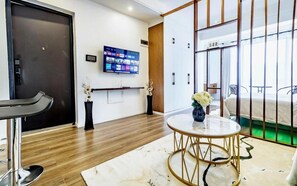 舒適開放式客房, 1 張特大雙人床, 私人泳池, 城市景觀 | 高級寢具、記憶床墊、遮光布/窗簾、熨斗/熨衣板