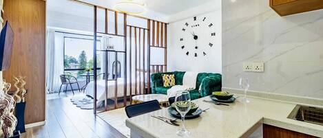 Comfort Studio, 1 King Bed, Private Pool, City View | Living area