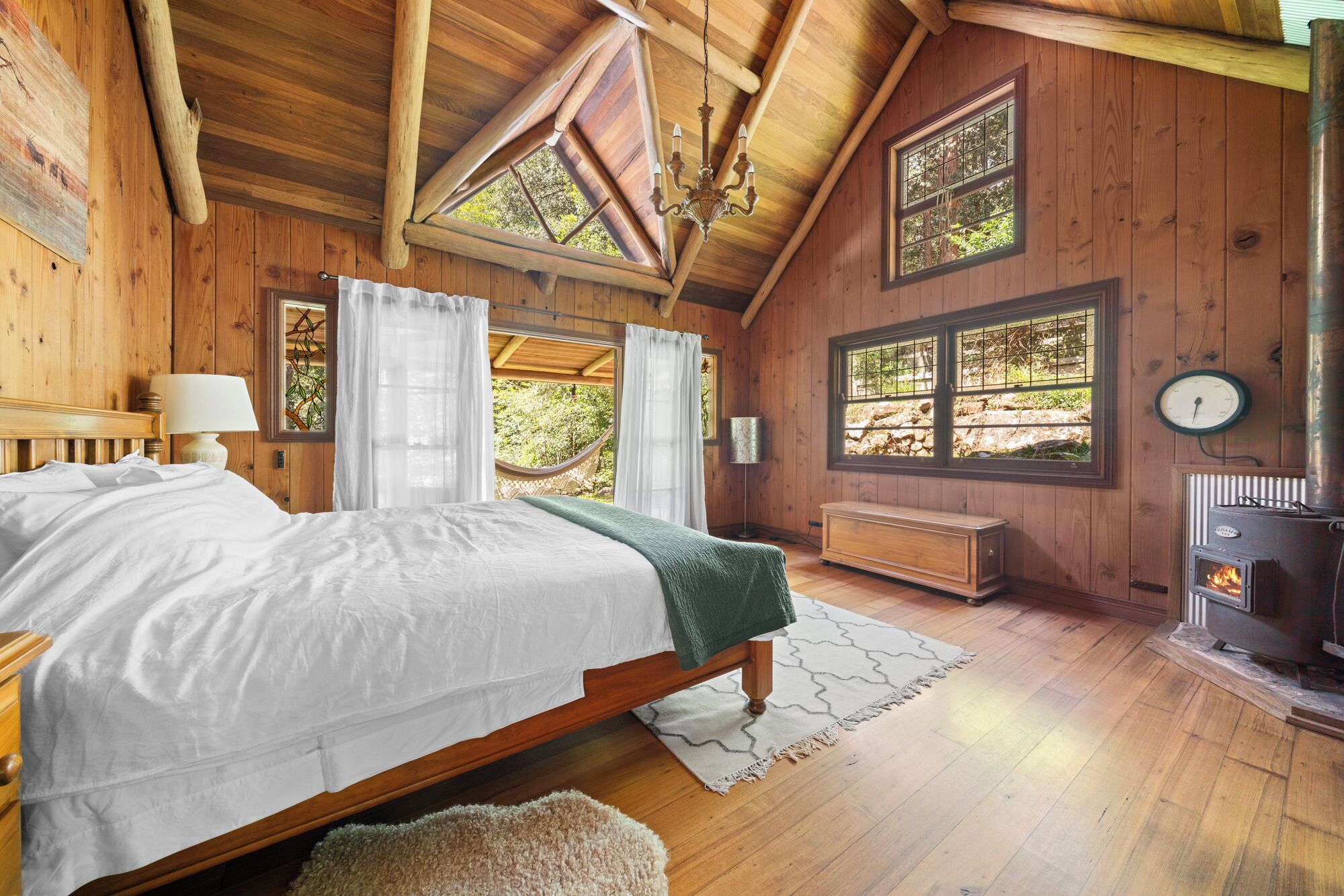 5 bedrooms, iron/ironing board, WiFi, bed sheets