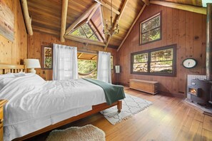 5 bedrooms, iron/ironing board, WiFi, bed sheets