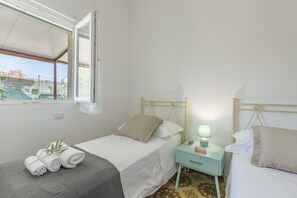 Bügeleisen/Bügelbrett, Reisekinderbett, kostenloses WLAN, Bettwäsche