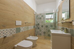 Regadera, secadora de cabello, bidet, toallas 