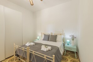 Travel crib, free WiFi, bed sheets