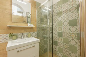 Shower, hair dryer, bidet, towels - Lovely apartment in villa for 4 people with WIFI, A/C and veranda, close to Ostuni (San Vito Dei Normanni)