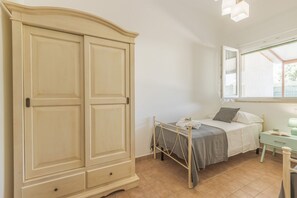 Travel crib, free WiFi, bed sheets