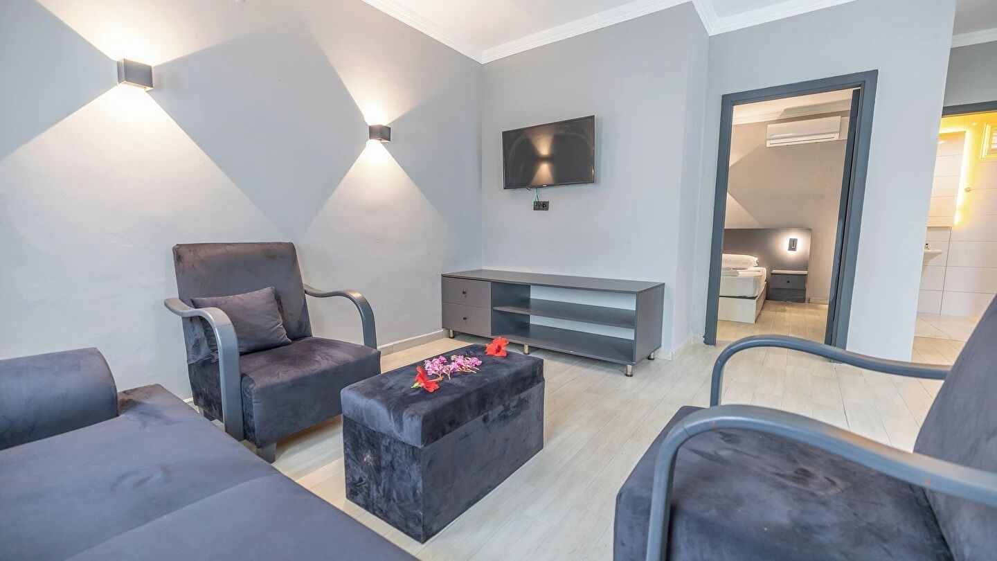 Superior-Vierbettzimmer | Wohnbereich | 32-Zoll-LCD-Fernseher mit Satellitenempfang
