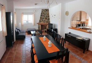 Smart-TV, peis, DVD-spiller og bordtennis