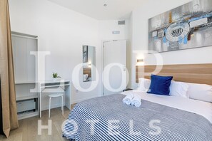 Kamar Double Basic | Meja kerja, Wi-Fi gratis, dan seprai linen