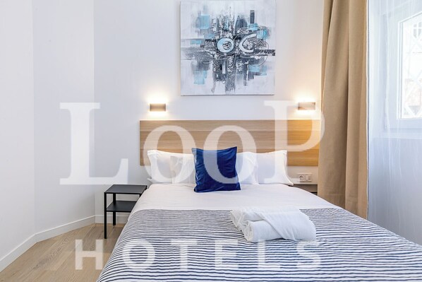 Eenvoudige tweepersoonskamer | Een bureau, gratis wifi, beddengoed