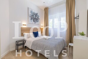 基础双人房 | 办公桌、免费 WiFi、床单