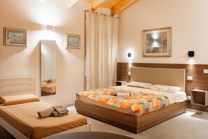 Superior Quadruple Room | Desk, laptop workspace, free WiFi, bed sheets - Villa Eliseo (Modena)