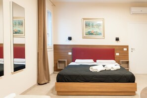 Deluxe Triple Room | Desk, laptop workspace, free WiFi, bed sheets - Villa Eliseo (Modena)