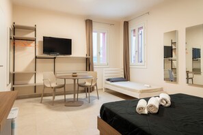 Deluxe Triple Room | Desk, laptop workspace, free WiFi, bed sheets - Villa Eliseo (Modena)