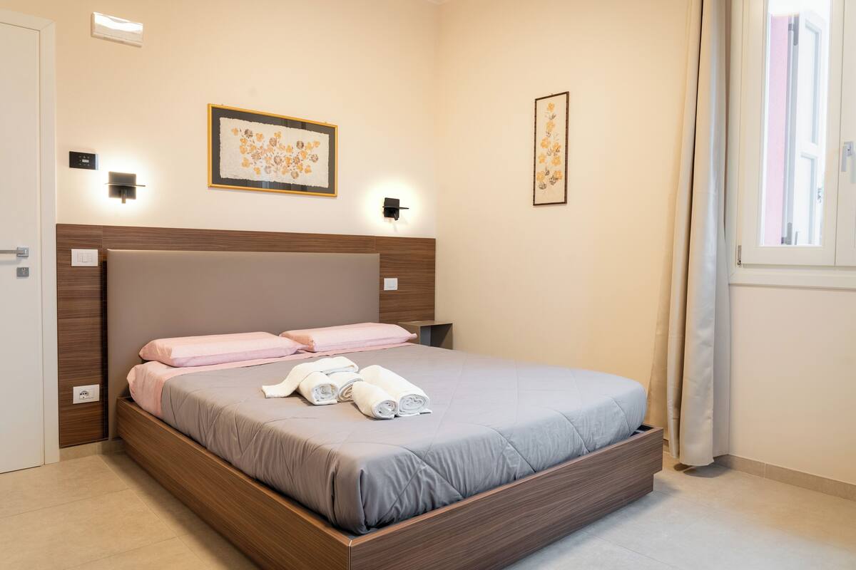 Classic Double Room | Desk, laptop workspace, free WiFi, bed sheets