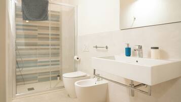Baignoire, sĂšche-cheveux, bidet, serviettes fournies