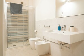 Bathtub, hair dryer, bidet, towels - Villa Eliseo (Modena)