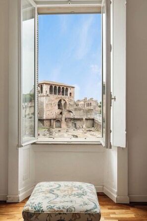 Interior - NEW overlooking ancient Rome (Roma)