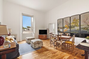 TV - NEW overlooking ancient Rome (Roma)