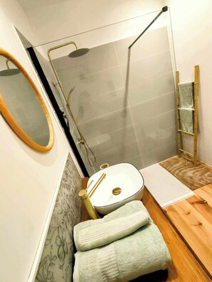 Douche, articles de toilette écologiques, sèche-cheveux