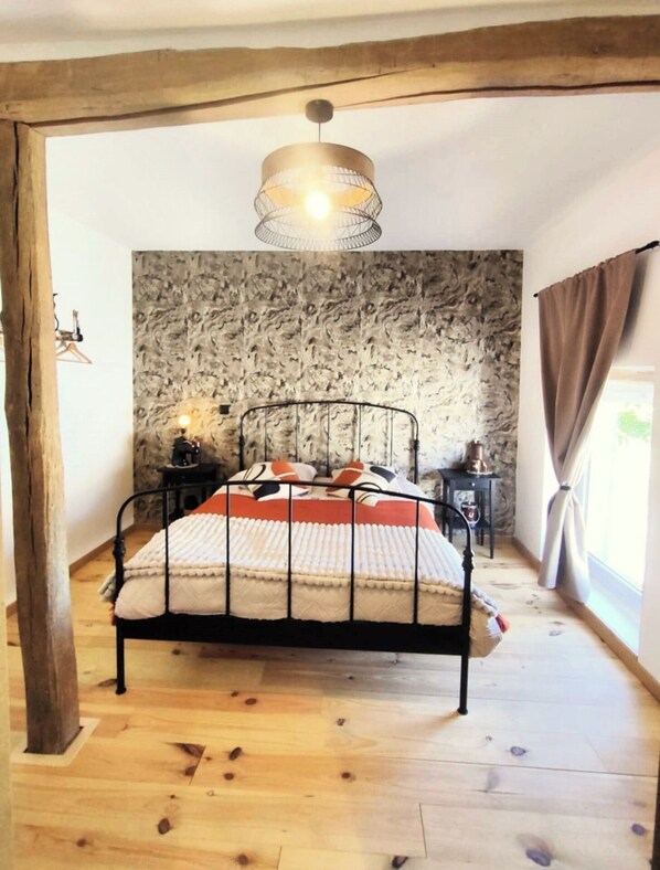 3 bedrooms, desk, iron/ironing board, WiFi