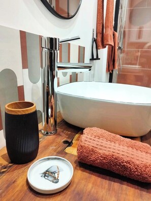 Douche, articles de toilette écologiques, sÚche-cheveux
