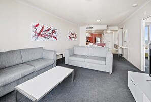 Smart TV - Stunning 2-Bedroom Ocean View Apartment on 18h Floor in Surfers Paradise! (Gold Coast)