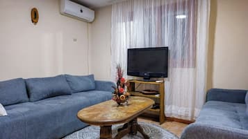 House, 3 Bedrooms, Smoking, Private Pool | Living room