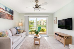 TV, books - Coastal2· Tranquil Pond Oasis Near Beach (Melbourne)