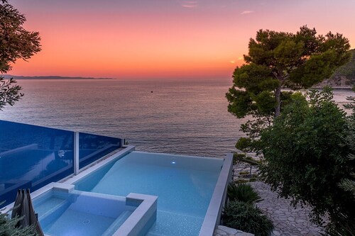 Secluded Beachfront Villa: 3 Bedrooms, Private Pool, and Natural Serenity