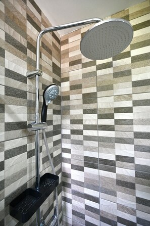 Casa estándar, vista al jardín | Baño | Pantuflas 