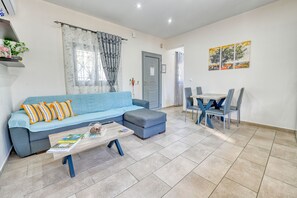 Standard-Haus, Gartenblick | Wohnbereich | 32-Zoll-Smart-TV mit Digitalempfang