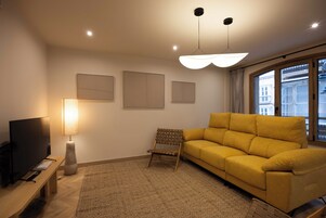 Apartamento Deluxe | Zona de estar | Una televisión de pantalla plana