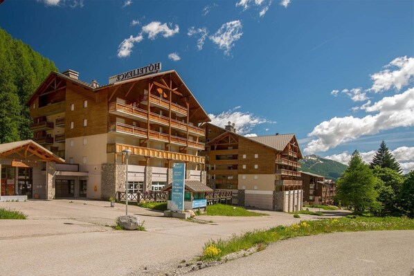 Exterior - Apartment in France with Ski-In Access (Allos)