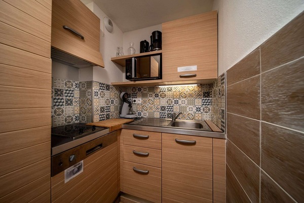 Kühlschrank, Mikrowelle, Herdplatte, Wasserkocher mit Kaffee-/Teezubehör